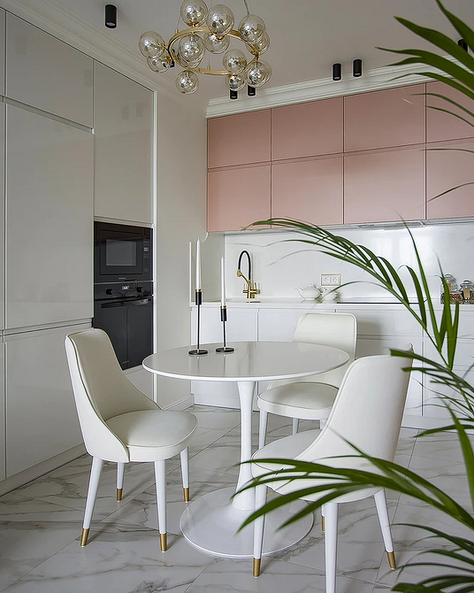 Біла кухня 2026 з відкритими полицями для посуду та кухонного приладдя.