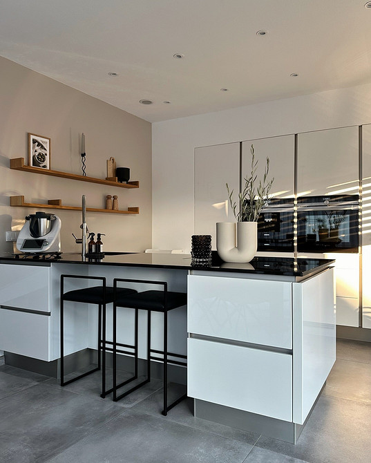 Дизайн кухні з білими фасадами та сучасною технікою інтегрованою у 2026 році.