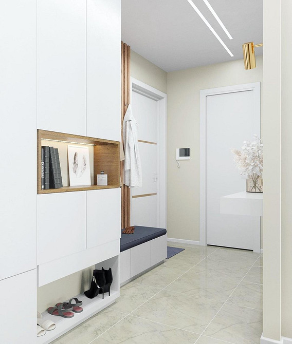 Дизайн спальні з білим ліжком та кольоровими акцентами на стінах і постільній білизні.