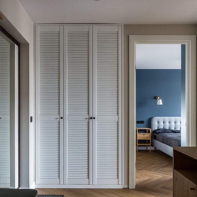 Ванна кімната з білою сантехнікою: мінімалізм 2026 для чистоти та візуального простору.