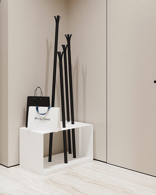 Затишна спальня з білими меблями, доповнена рослинами та яскравими елементами декору.