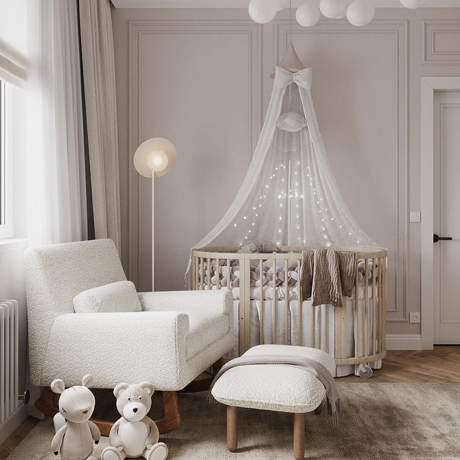 Затишна спальня з білими меблями: використання різноманітних текстур для створення комфорту.