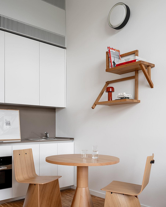 Біла кухня з мармуровою стільницею: розкішний дизайн інтер'єру у 2026 році.