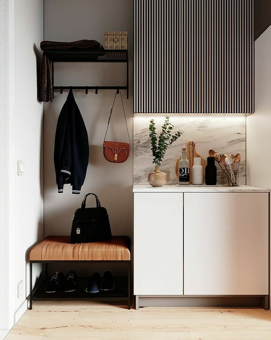 Дизайн спальні з білою тумбочкою та кольоровою постільною білизною, що підкреслює стиль кімнати.