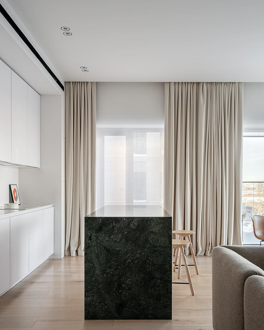 Кабінет з білим письмовим столом: мінімалізм 2026 для продуктивної роботи та натхнення.