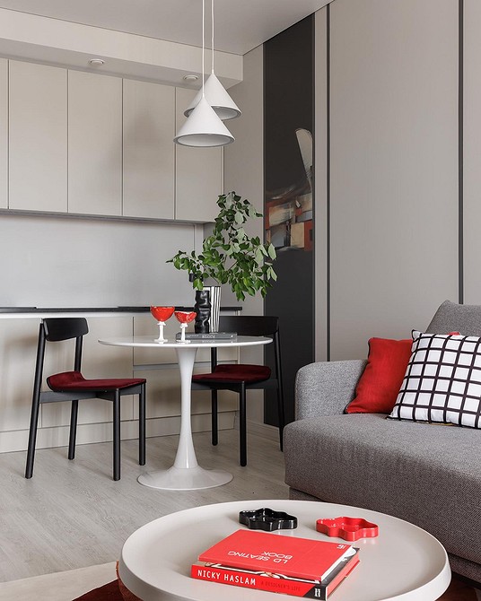 Стильна спальня з білим ліжком та сірою постільною білизною в мінімалізмі.