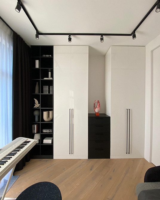 Світла спальня з білим ліжком та тумбочками в скандинавському стилі.