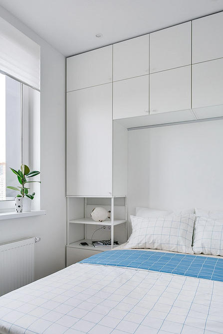 Дизайн дитячої кімнати з білими меблями та кольоровими акцентами. Гармонія в дитячій.