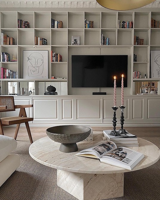 Затишна біла кухня з відкритими полицями та рослинами: еко-дизайн 2026.