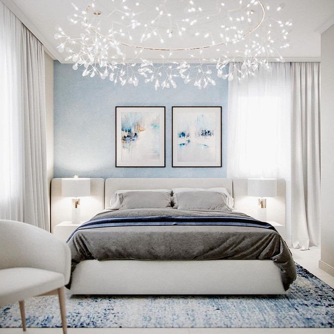Інтер'єр світлої спальні з білими меблями: додавання кольору для гармонійного дизайну