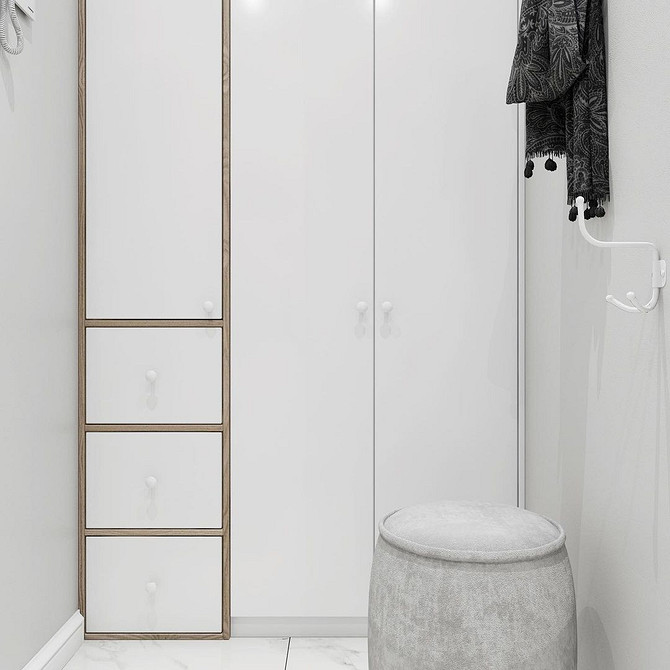 Інтер'єр спальні з білими меблями та яскравими стільцями, які додають кімнаті грайливості.