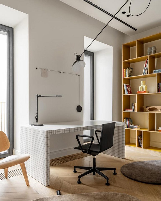 Вітальня з білими меблями та яскравими подушками: стильний дизайн 2026.