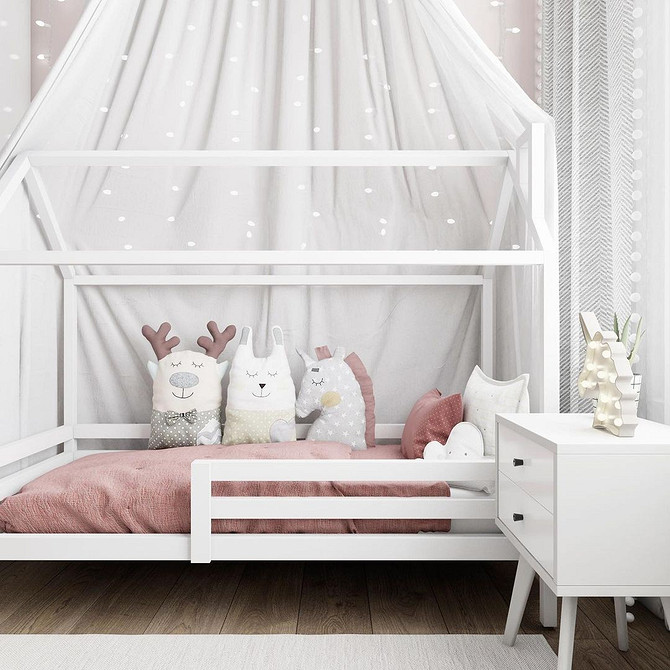 Інтер'єр затишної спальні з білими меблями та яскравими акцентами: подушки та декор.