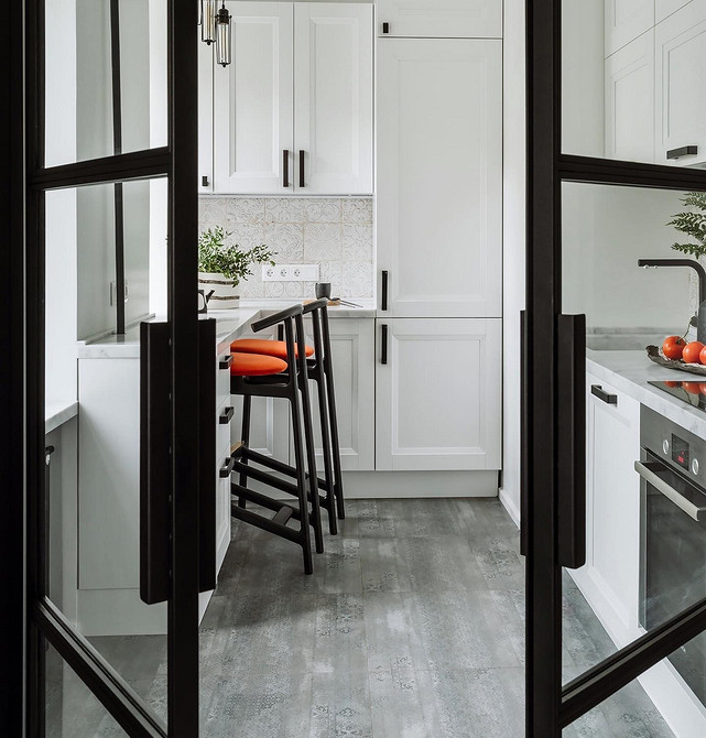 Інтер'єр кухні з білими шафами, острівцем та барними стільцями у 2026.