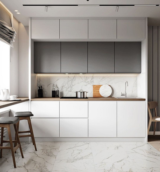 Стильна біла кухня 2026 з великим вікном та обідньою зоною.