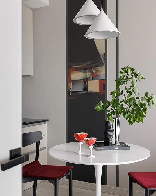 Сучасна біла спальня з ліжком, тумбочками та ніжним текстилем. Мінімалізм 2026.