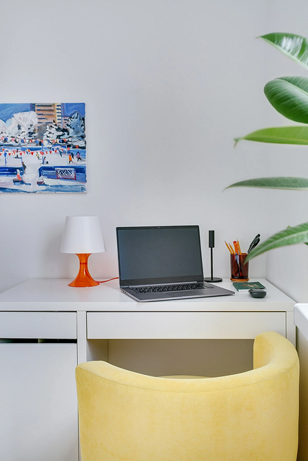 Біла ванна кімната з білою сантехнікою та дзеркалом. Чистота та елегантність мінімалізму.