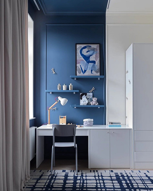 Стильна біла кухня з дерев'яною стільницею та яскравим декором. Натхнення для дому.