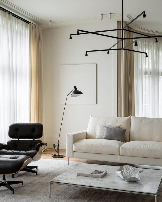 Маленька кухня з білими меблями: максимальне використання простору, скандинавський стиль.