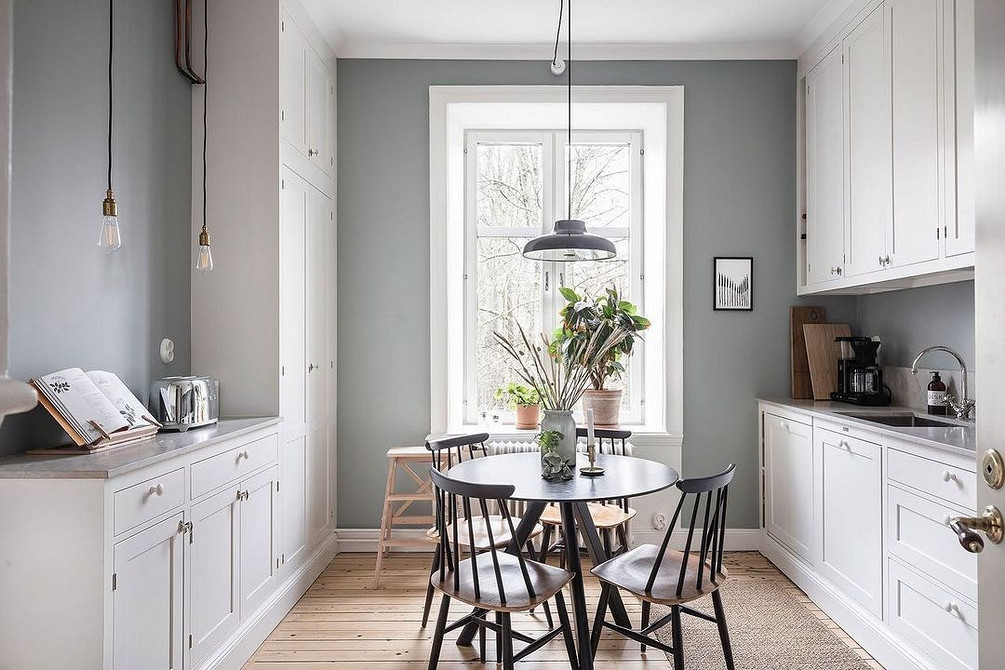 Простора біла кухня з природним освітленням та зручними меблями у 2026 році.