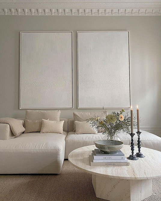 Біла кухня з дерев'яною стільницею: стильний дизайн та світлі меблі.