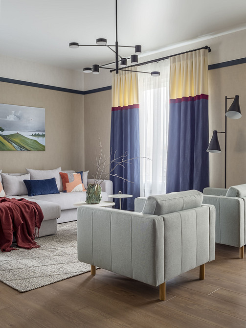 Геометричний дизайн Сучасний інтер'єр з білим диваном та килимом з геометричним малюнком у вітальні.