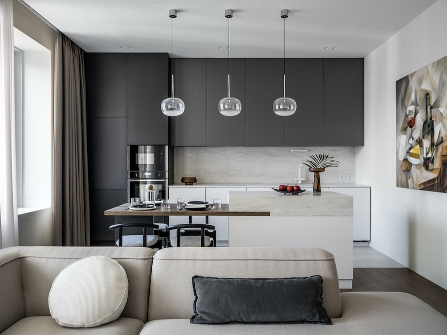 Білий диван: сучасний стиль Сучасний інтер'єр з білим диваном, журнальним столиком та великим вікном.