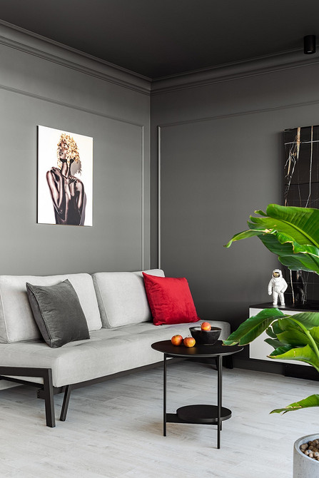 Кольори з білим диваном Інтер'єр вітальні з білим диваном, килимом та декоративними подушками різних кольорів.