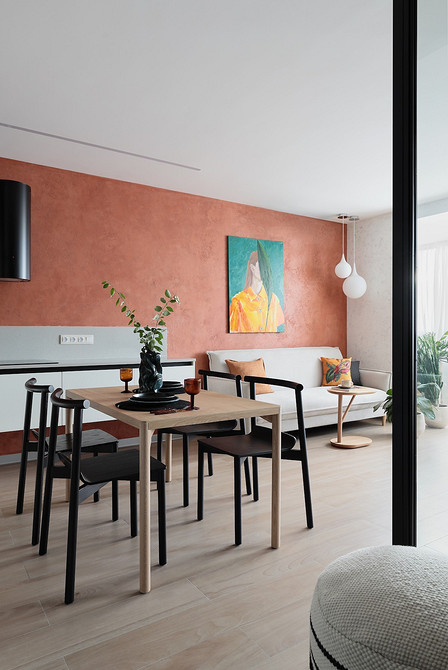 Скандинавський мінімалізм 2026 Білий диван в скандинавському стилі з дерев'яними меблями та мінімалістичним декором 2026.