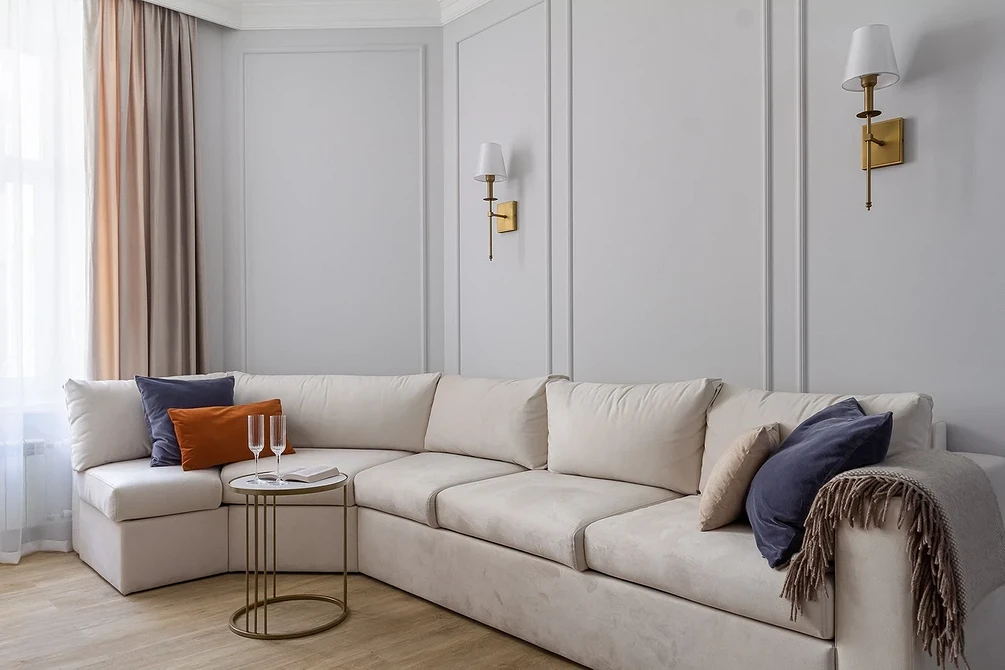 Білий диван та дерево Стильний білий диван в інтер'єрі у поєднанні з деревом та килимом.