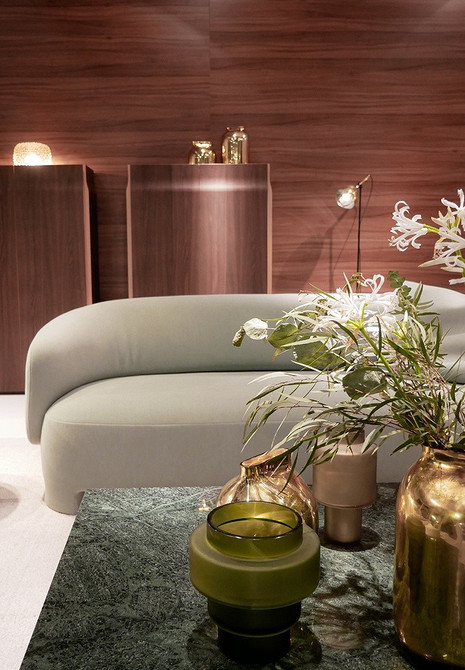 Яскраві акценти Білий диван у вітальні з яскравими акцентами та кольоровими подушками створює затишок.