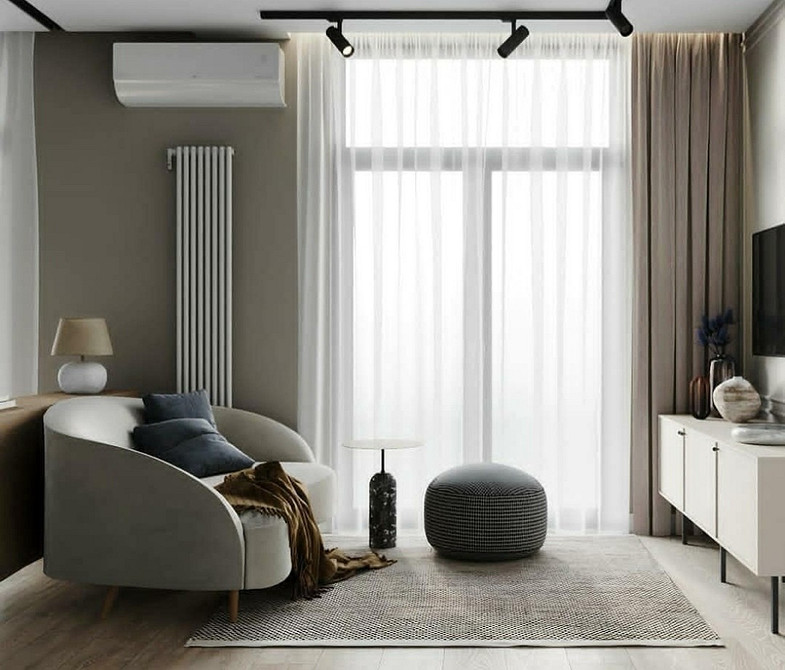 Затишний білий диван Затишний білий диван з подушками. Комфорт та стиль у світлому інтер'єрі.