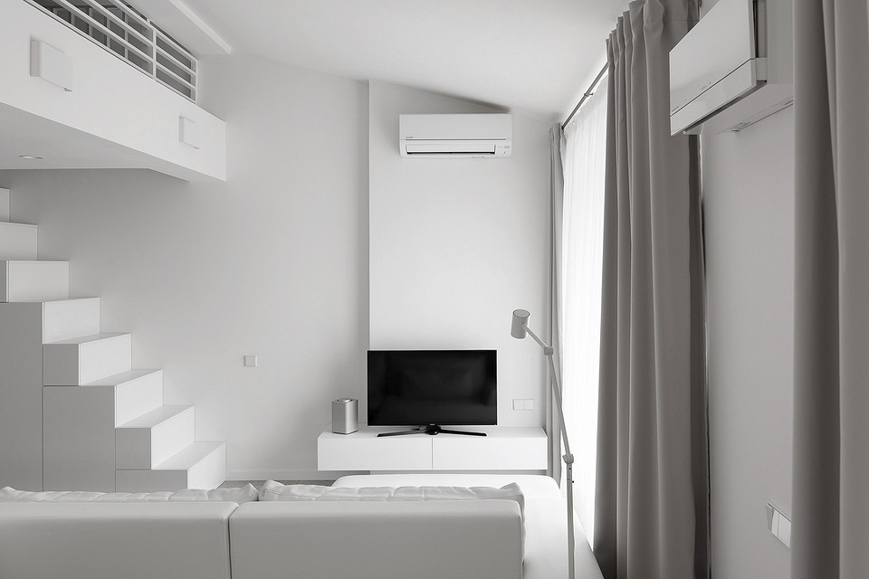 Диван і велике вікно Простора вітальня з білим диваном та великим вікном: вибираємо диван для дому 2026.