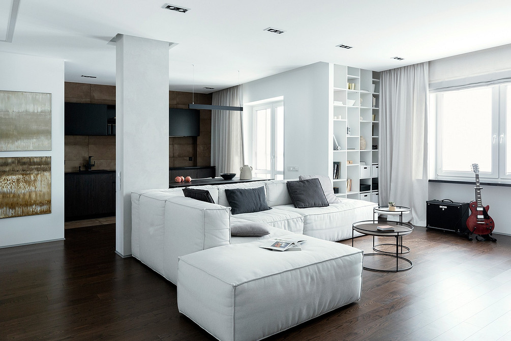 Білий диван і килим Просторий білий диван в інтер'єрі з килимом. Затишна атмосфера та зручність.