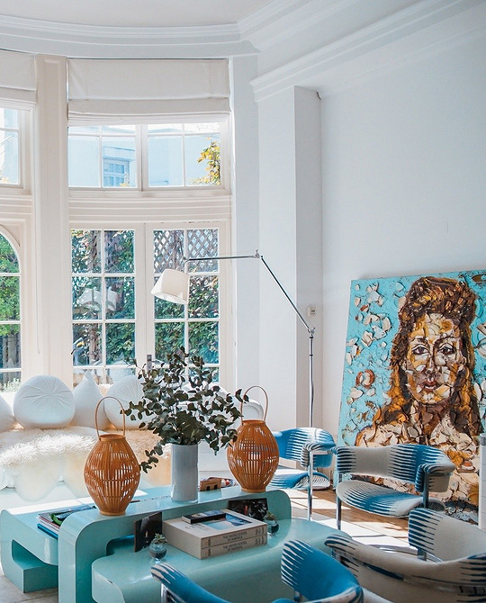 Велюр та золото Елегантний білий диван з велюровою оббивкою в інтер'єрі з золотими деталями.