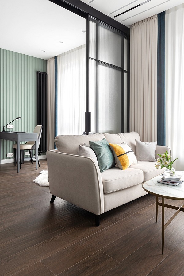 Розкіш та тепло Білий шкіряний диван в інтер'єрі з каміном та дерев'яними елементами декору 2026.