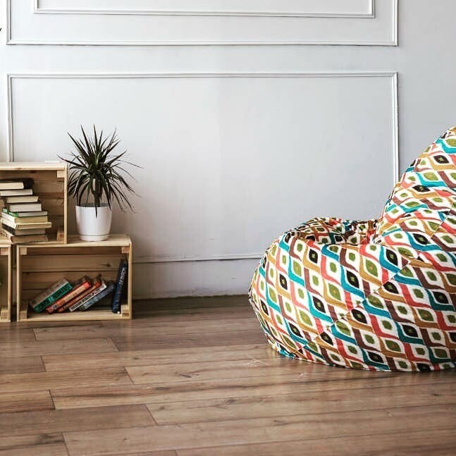 Зручний безкаркасний диван у дитячій: безпечні меблі для дитячої кімнати.