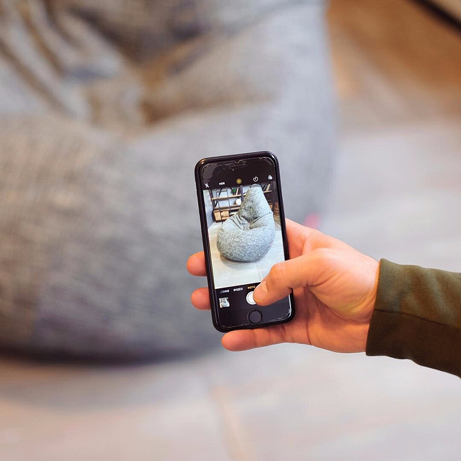 Велике крісло-мішок: ідеальне місце для відпочинку в безкаркасних меблях.