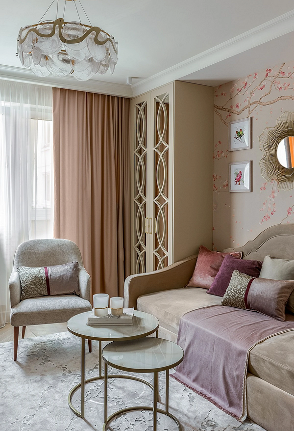 Стильний бежевий диван у вітальні з акцентною стіною та картинами у 2026