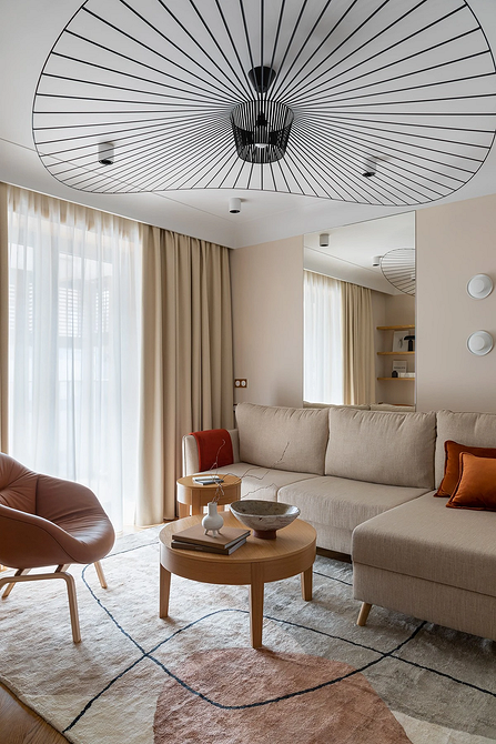 Мінімалістичний інтер'єр вітальні з елегантним бежевим диваном нейтрального відтінку у 2026