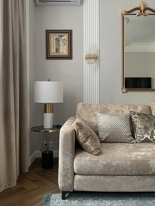 Класичний бежевий диван Елегантний бежевий диван у класичному інтер'єрі, деталі дизайну.