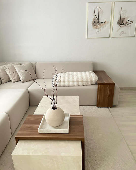 М'який бежевий диван Сучасний бежевий диван з м'якою оббивкою, ідеальний для відпочинку.