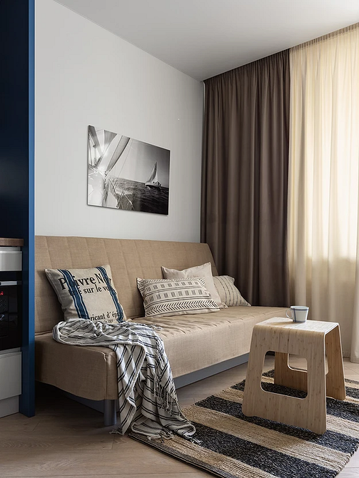 Диван для вітальні Затишна зона відпочинку з бежевим диваном, вдале рішення для дизайну інтер'єру.