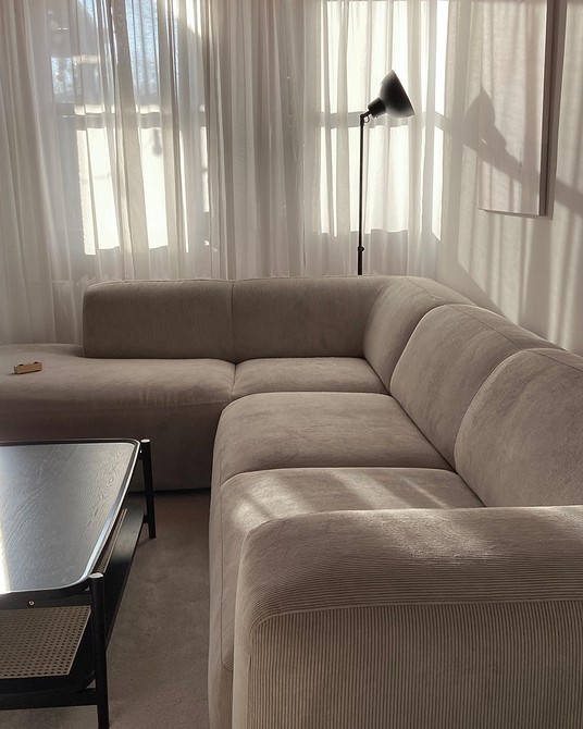 Гармонія бежевого дивана Елегантний бежевий диван, що демонструє, як створити гармонійний інтер'єр у стилі 2026 року.