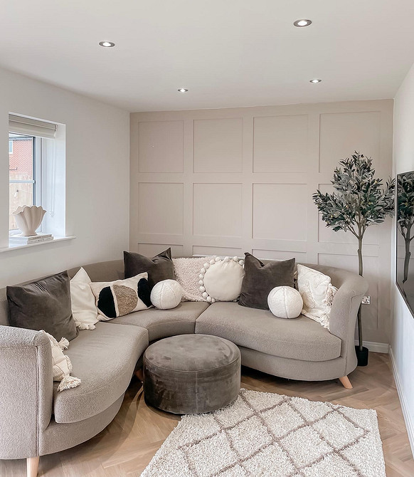 Класичний бежевий диван Класичний бежевий диван з дерев'яними елементами, що додає витонченості інтер'єру.