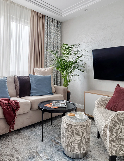 Вітальня в скандинавському стилі з бежевим диваном та дерев'яними елементами у 2026