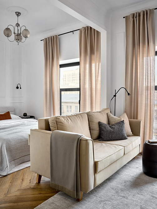 Шкіряний бежевий диван Стильний бежевий шкіряний диван, що створює розкішну атмосферу в сучасній вітальні.