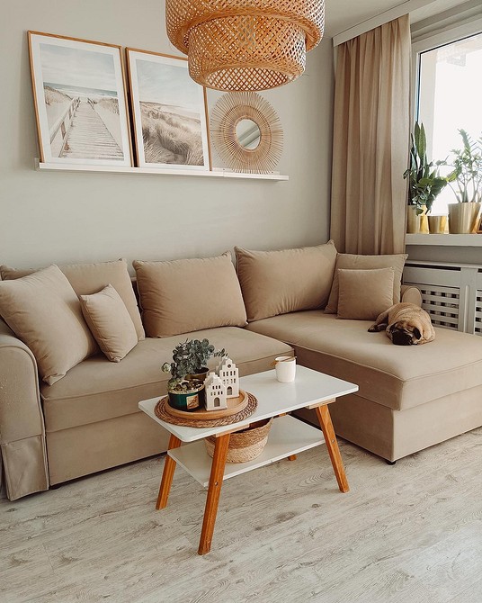 Сучасна вітальня з бежевим диваном, килимом та акцентним декором: ідеї для 2026.