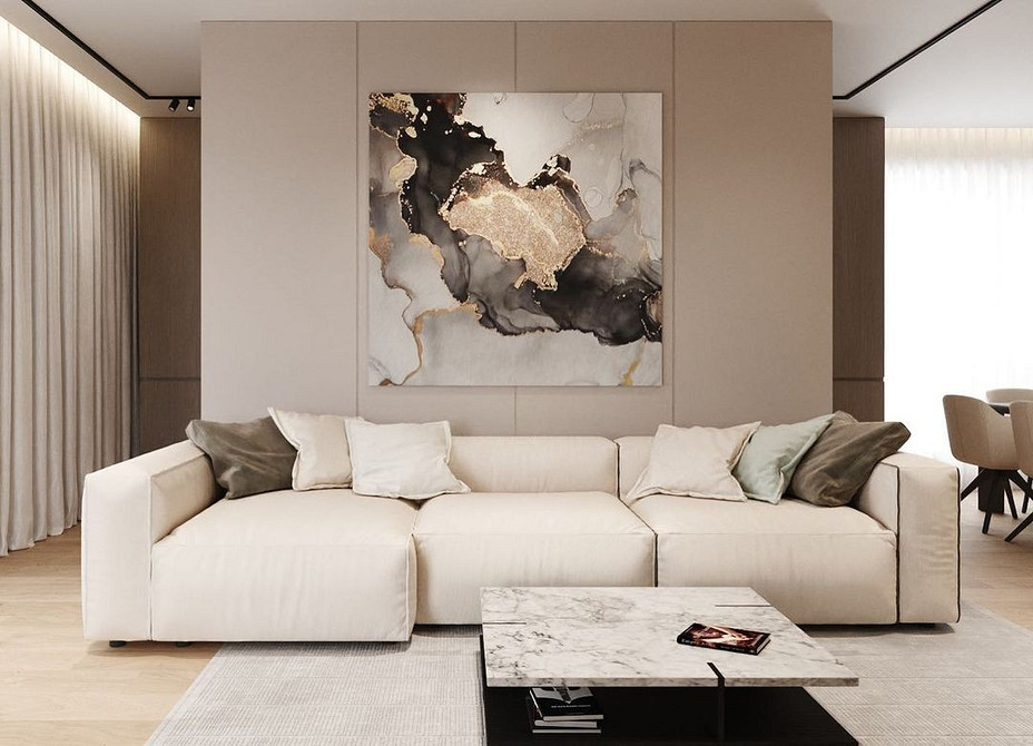 Бежевий кутовий диван Сучасний бежевий кутовий диван у вітальні, елемент дизайну інтер'єру 2026 року.