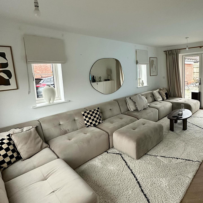 Бежевий диван-ліжко Бежевий диван-ліжко, практичне рішення для створення функціонального простору у вітальні.